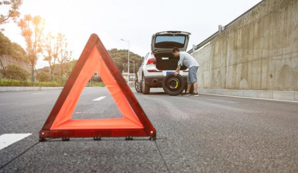 高速路上车子坏了，如何救援？-汽车道路救援-汽车爆胎